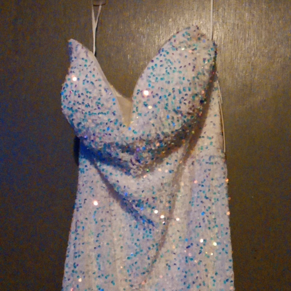 Dazzling “Jessica Rabbit” fitted white sequin floor-length mermaid gown